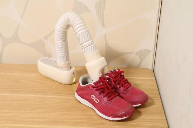 Damn single favorite small household appliances in winter. They say it is a warm man. It can dry shoes, clothes and bedding